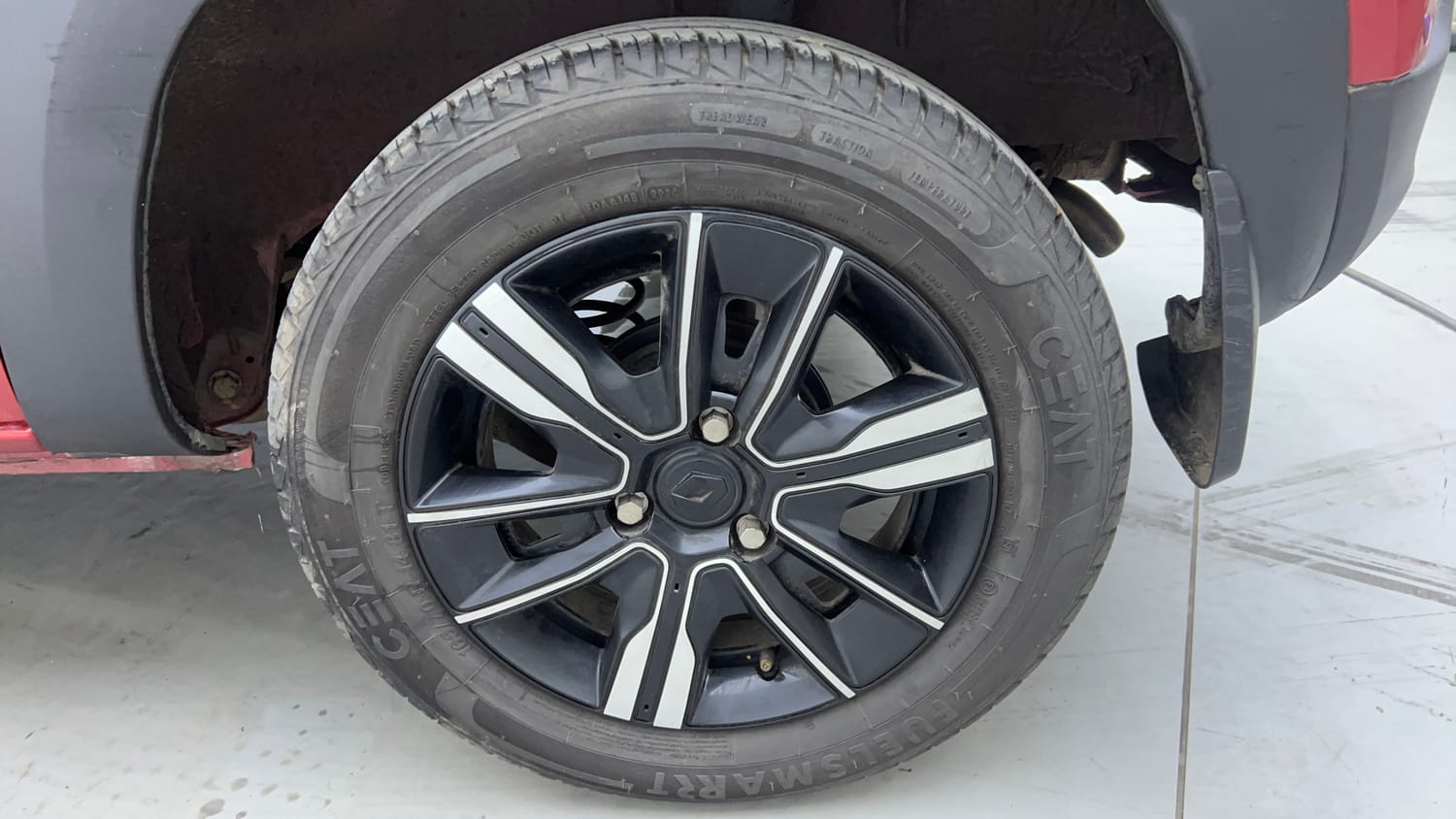 Used 2025 Renault Kwid CLIMBER 1.0 MT Dual Tone Petrol Manual tyres LEFT REAR TYRE RIM VIEW