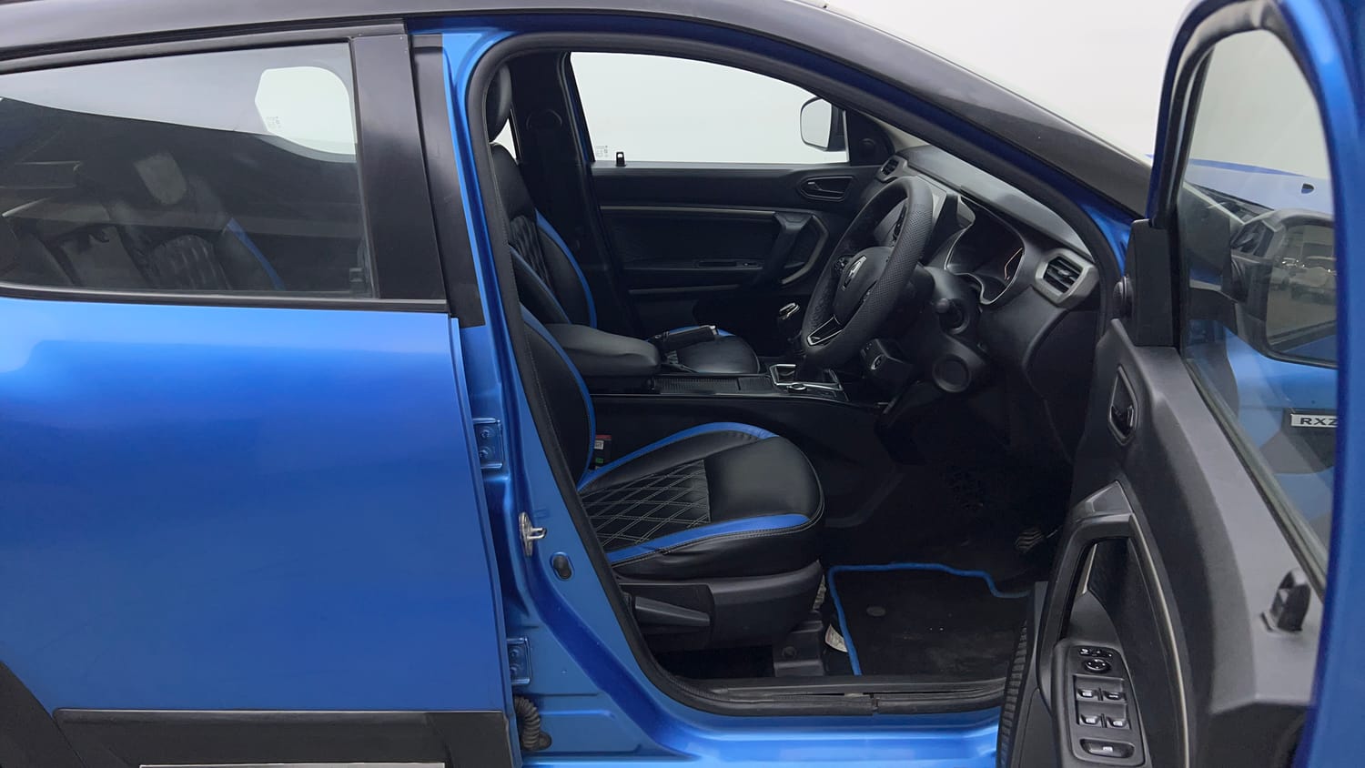 Used 2021 Renault Kiger RXZ MT Dual Tone Petrol Manual interior RIGHT SIDE FRONT DOOR CABIN VIEW
