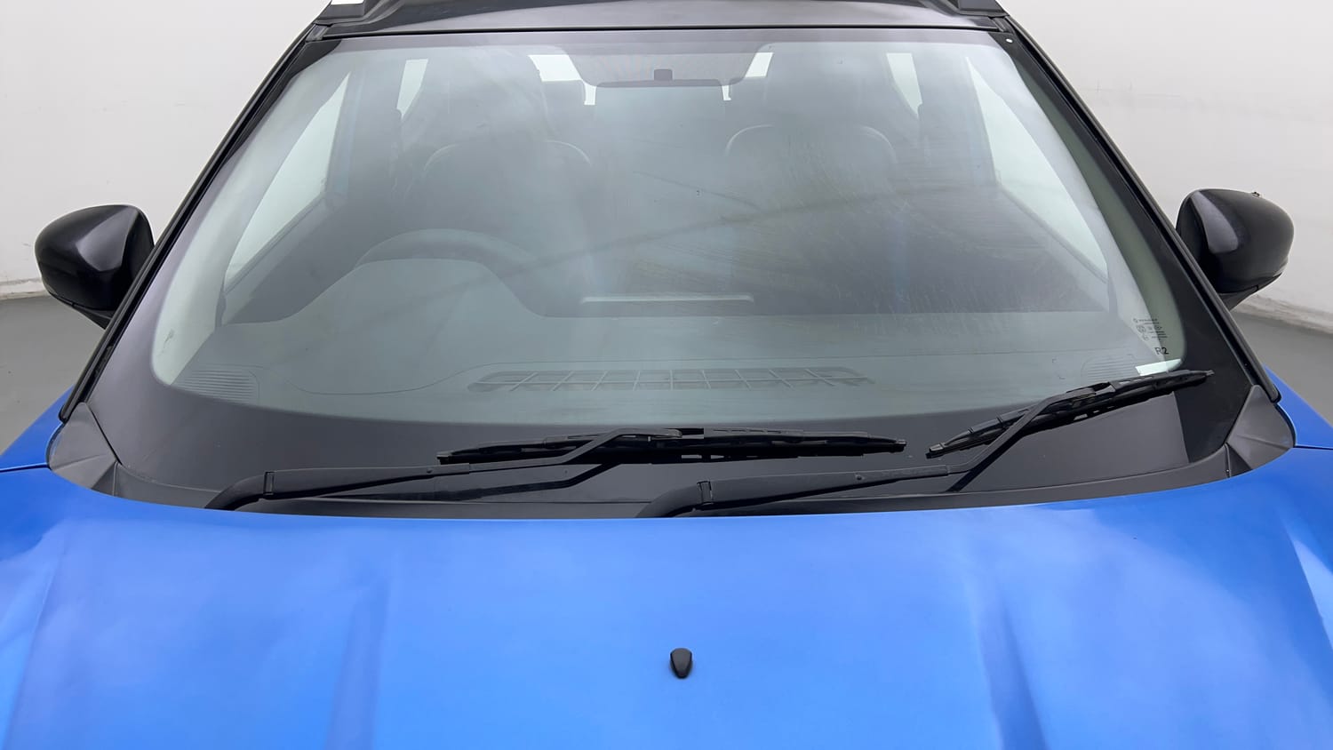 Used 2021 Renault Kiger RXZ MT Dual Tone Petrol Manual exterior FRONT WINDSHIELD VIEW