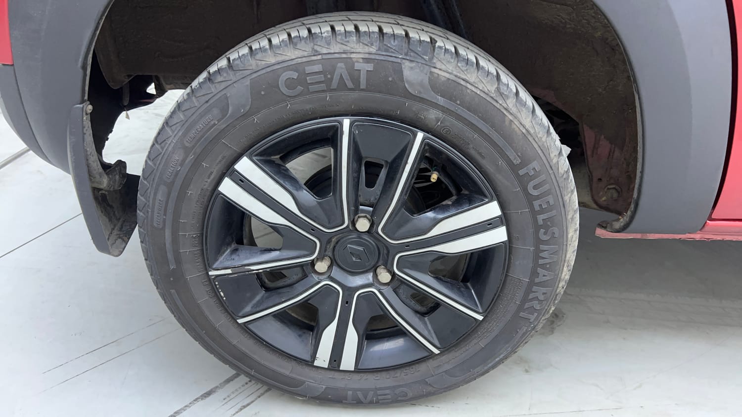 Used 2025 Renault Kwid CLIMBER 1.0 MT Dual Tone Petrol Manual tyres RIGHT REAR TYRE RIM VIEW