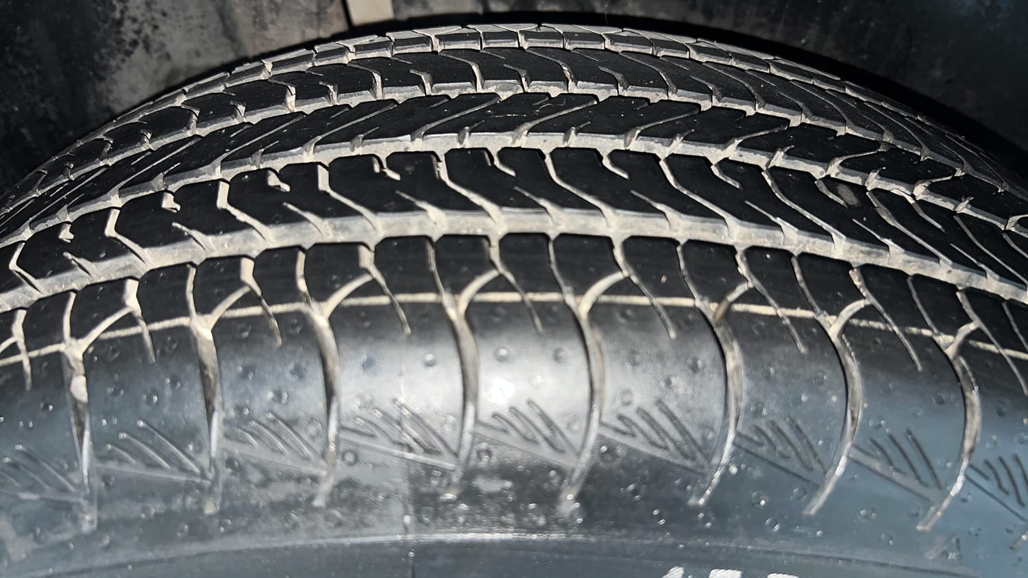 Used 2023 Maruti Suzuki Grand Vitara Alpha Plus Intelligent Hybrid eCVT Hybrid Automatic tyres RIGHT REAR TYRE TREAD VIEW
