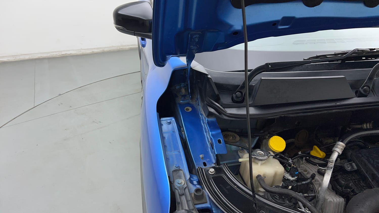Used 2021 Renault Kiger RXZ MT Dual Tone Petrol Manual engine ENGINE RIGHT SIDE HINGE & APRON VIEW