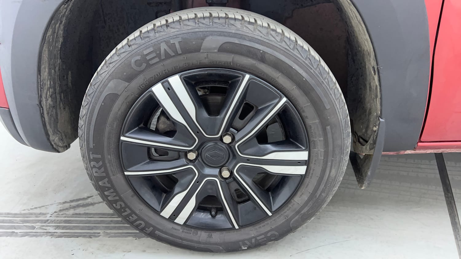 Used 2025 Renault Kwid CLIMBER 1.0 MT Dual Tone Petrol Manual tyres LEFT FRONT TYRE RIM VIEW