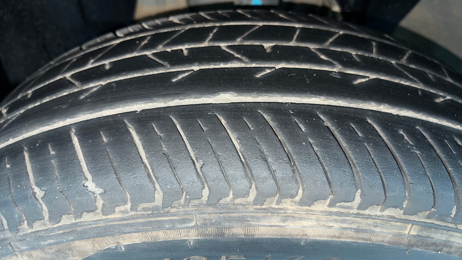 Used 2021 Renault Kiger RXZ MT Dual Tone Petrol Manual tyres LEFT FRONT TYRE TREAD VIEW