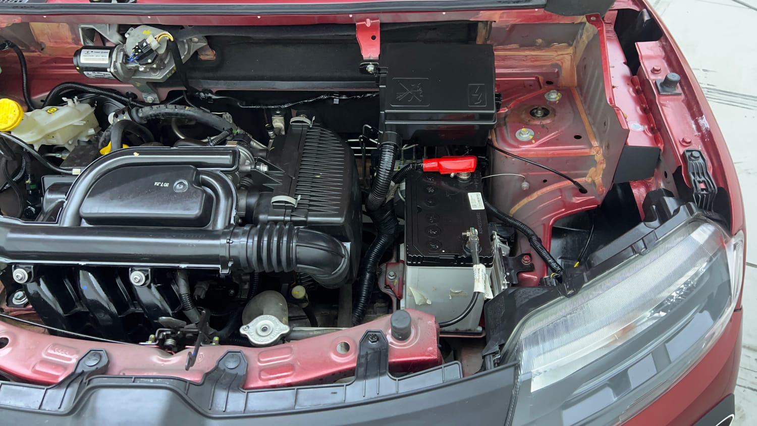Used 2025 Renault Kwid CLIMBER 1.0 MT Dual Tone Petrol Manual engine ENGINE LEFT SIDE VIEW