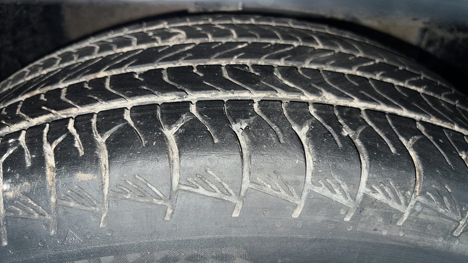 Used 2023 Maruti Suzuki Grand Vitara Alpha Plus Intelligent Hybrid eCVT Hybrid Automatic tyres RIGHT FRONT TYRE TREAD VIEW