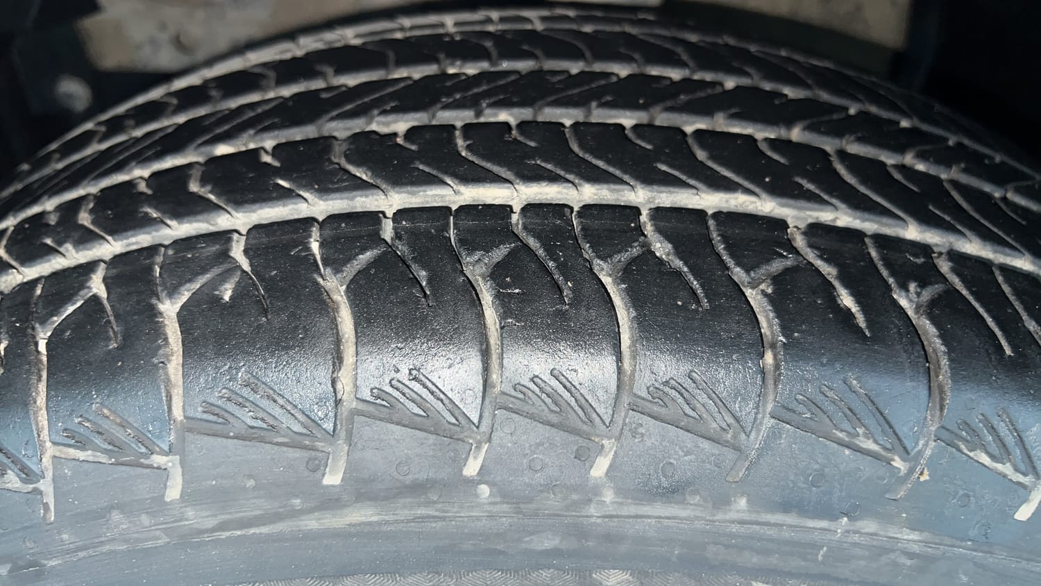Used 2023 Maruti Suzuki Grand Vitara Alpha Plus Intelligent Hybrid eCVT Hybrid Automatic tyres LEFT FRONT TYRE TREAD VIEW