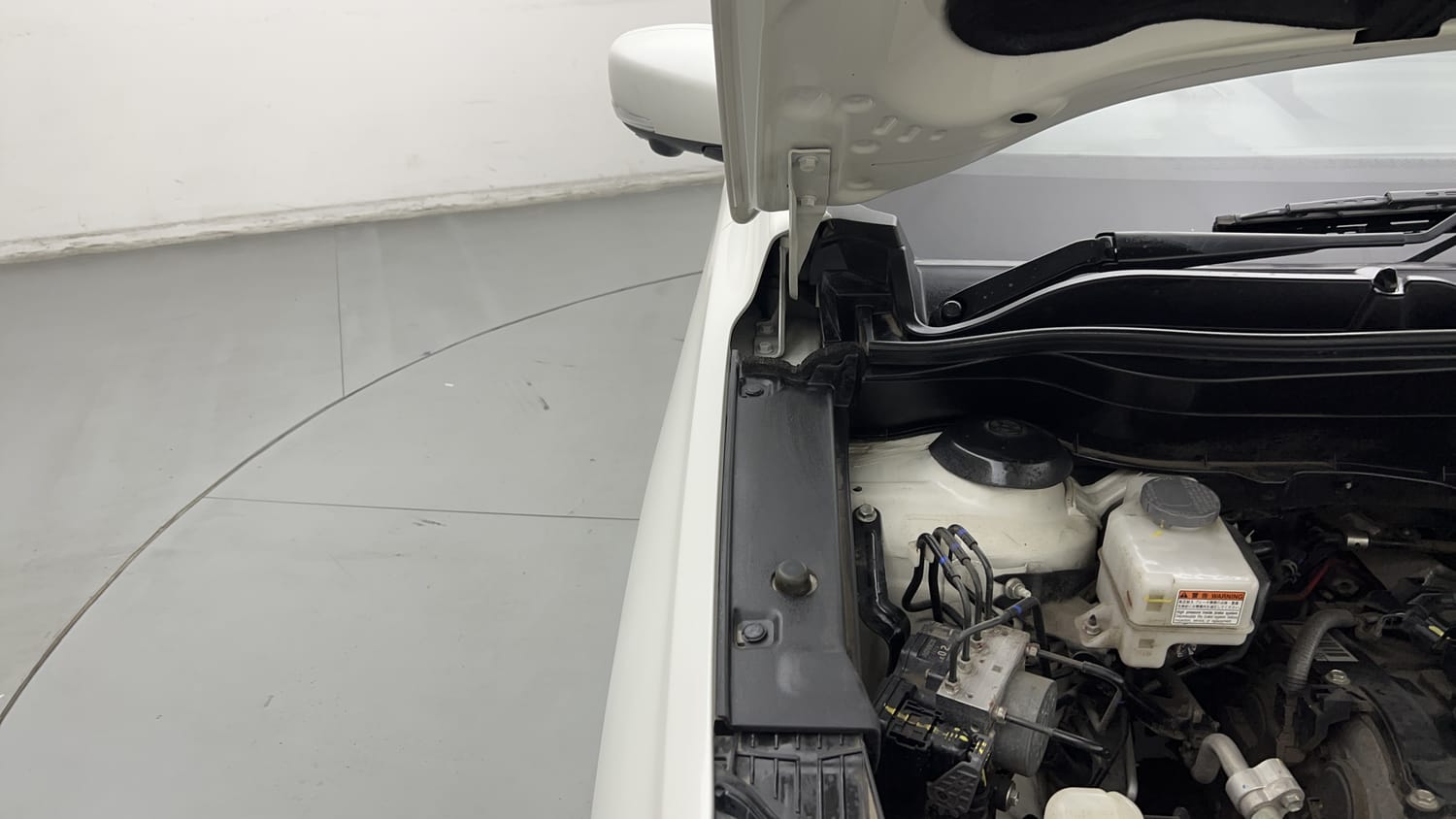 Used 2023 Maruti Suzuki Grand Vitara Alpha Plus Intelligent Hybrid eCVT Hybrid Automatic engine ENGINE RIGHT SIDE HINGE & APRON VIEW