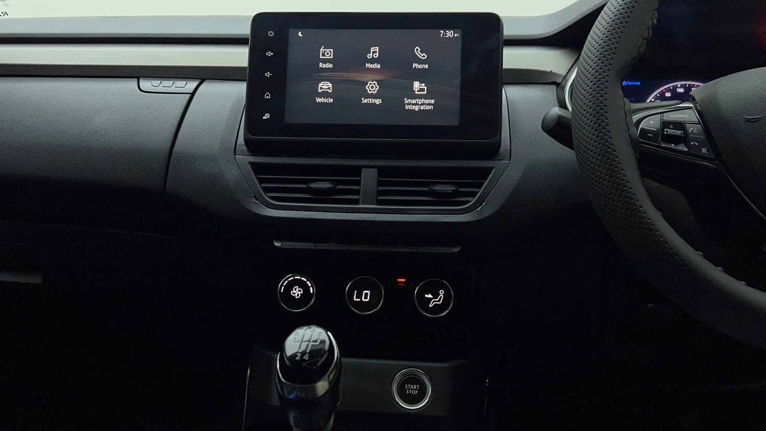 Used 2021 Renault Kiger RXZ MT Dual Tone Petrol Manual interior MUSIC SYSTEM & AC CONTROL VIEW