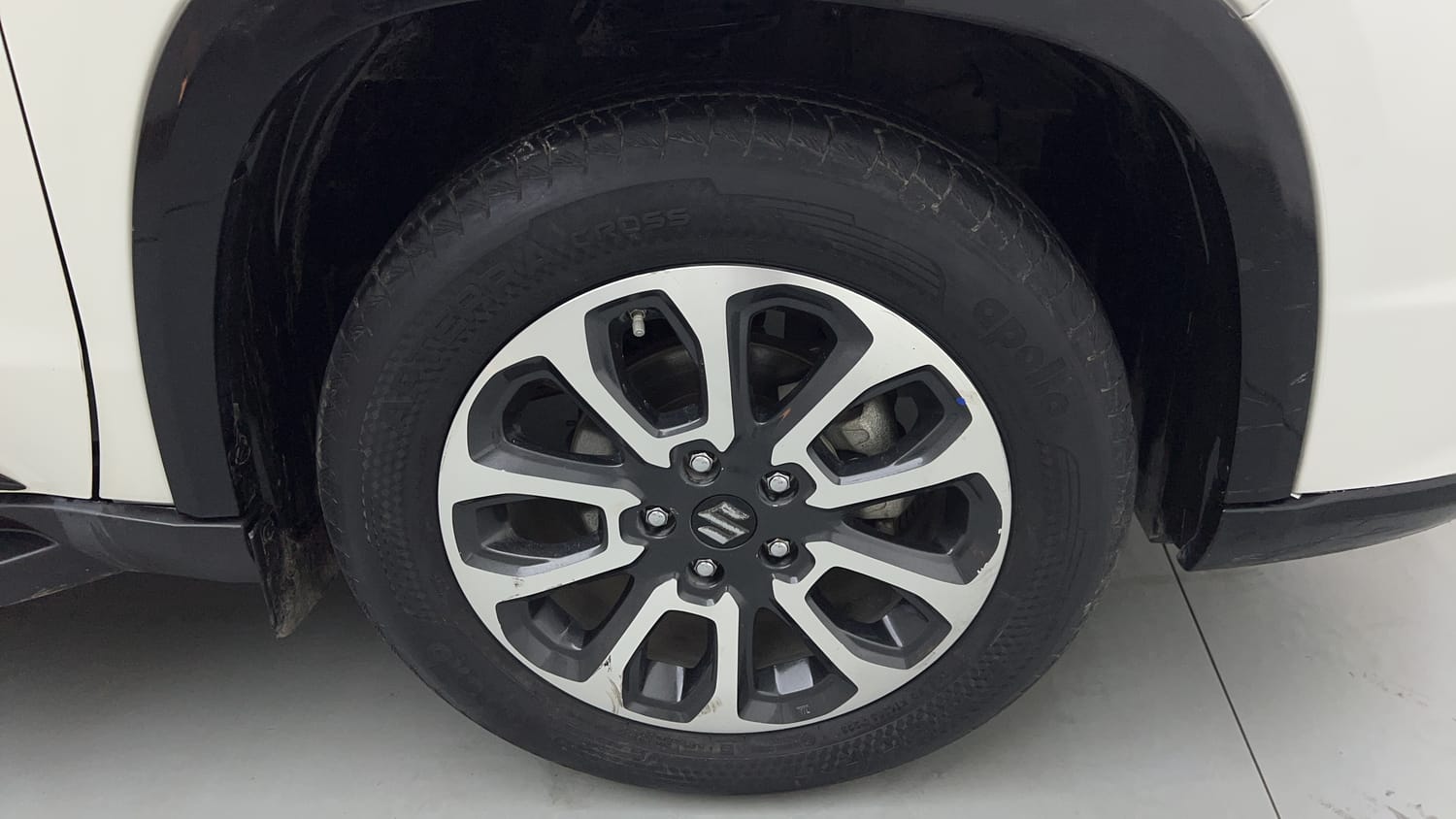 Used 2023 Maruti Suzuki Grand Vitara Alpha Plus Intelligent Hybrid eCVT Hybrid Automatic tyres RIGHT FRONT TYRE RIM VIEW