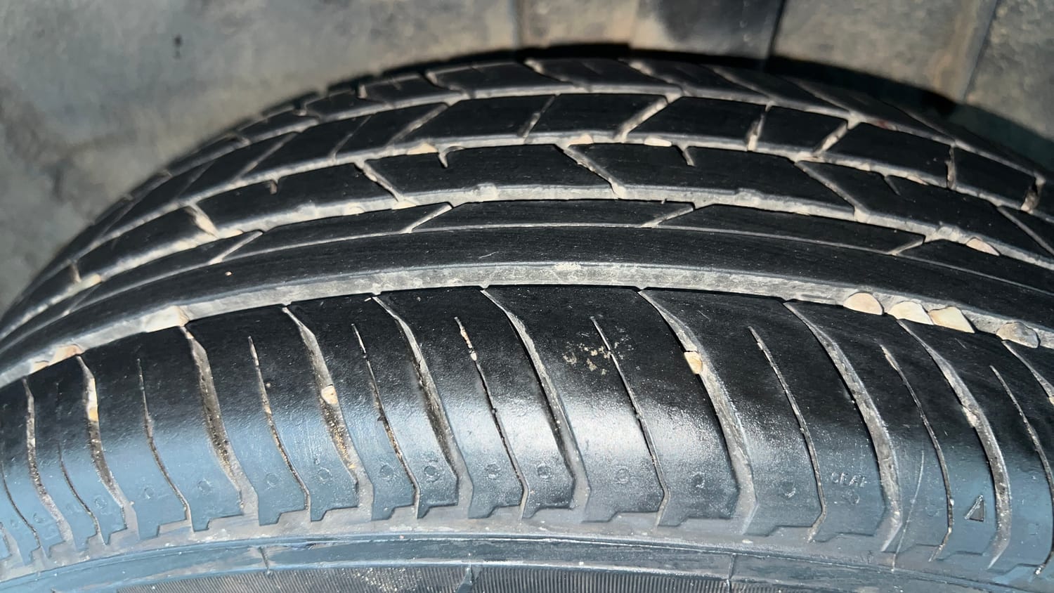 Used 2021 Renault Kiger RXZ MT Dual Tone Petrol Manual tyres LEFT REAR TYRE TREAD VIEW