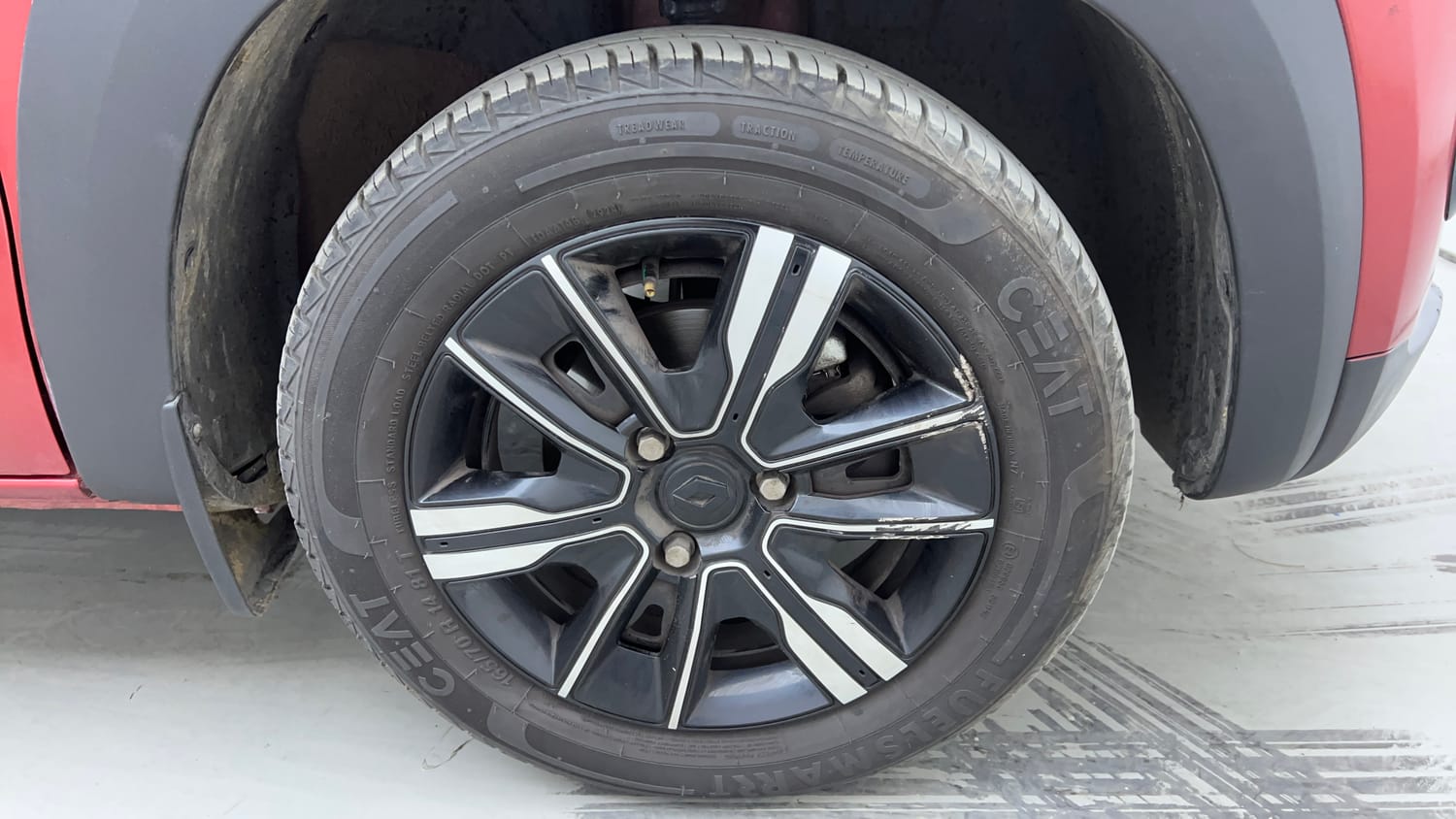 Used 2025 Renault Kwid CLIMBER 1.0 MT Dual Tone Petrol Manual tyres RIGHT FRONT TYRE RIM VIEW