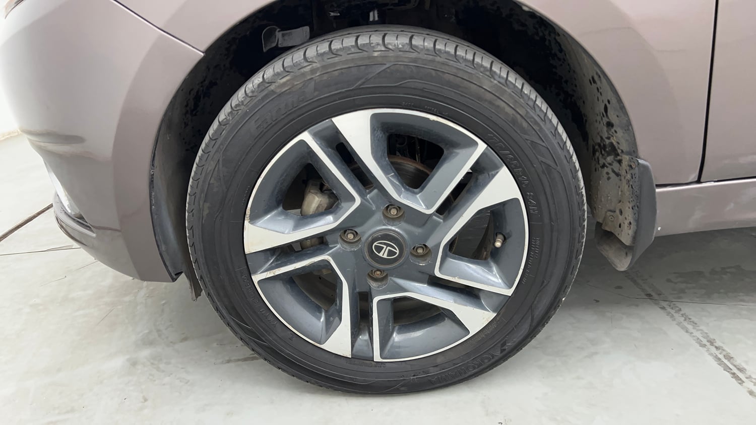 Used 2018 Tata Tigor Revotron XZA Petrol Automatic tyres LEFT FRONT TYRE RIM VIEW