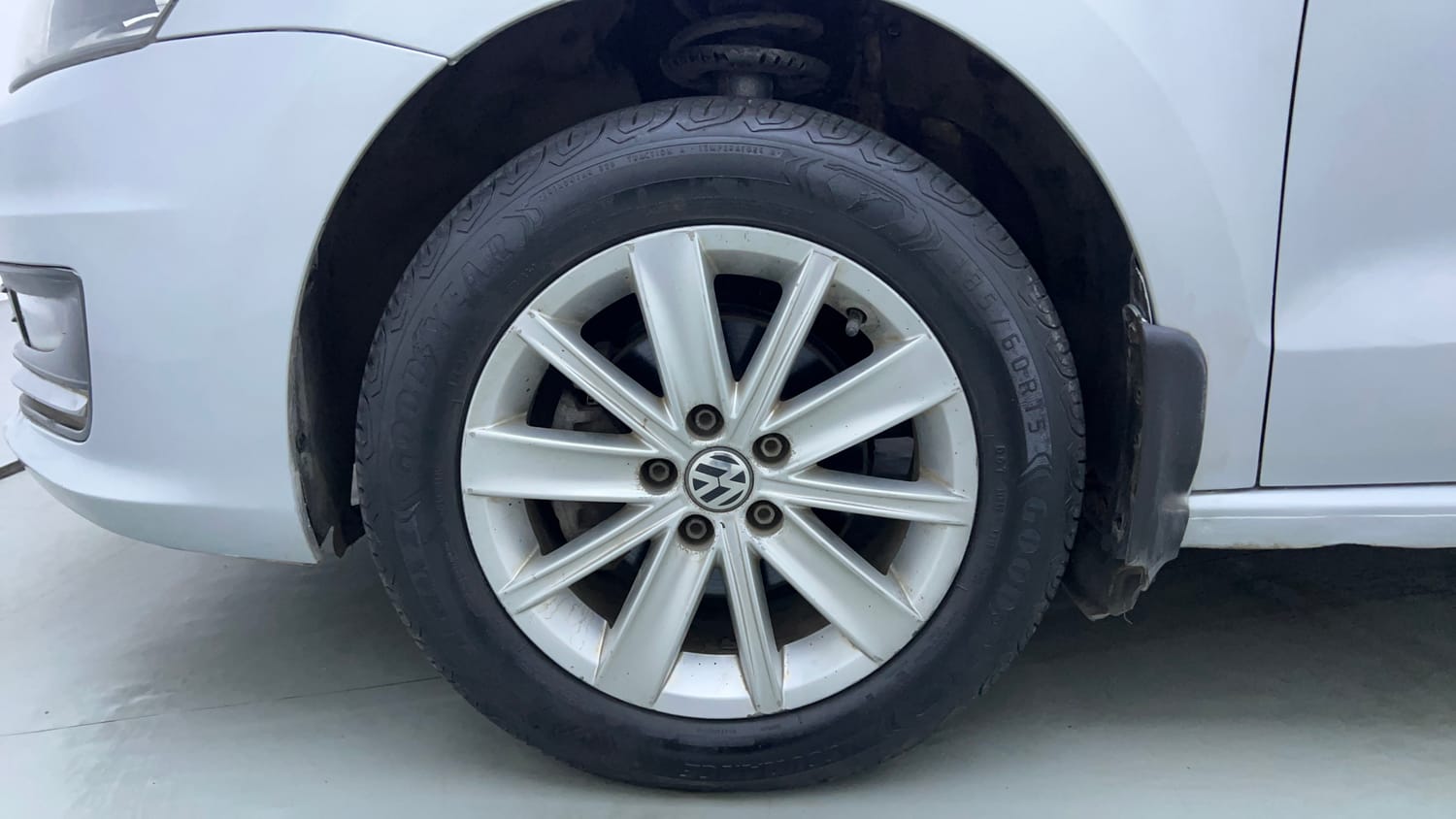 Used 2016 Volkswagen Vento Highline Petrol AT Petrol Automatic tyres LEFT FRONT TYRE RIM VIEW