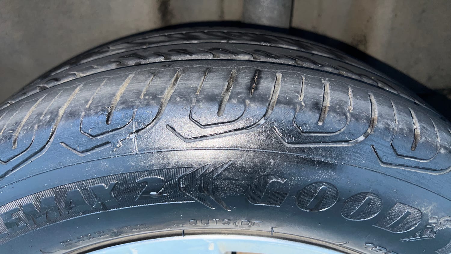 Used 2016 Volkswagen Vento Highline Petrol AT Petrol Automatic tyres LEFT REAR TYRE TREAD VIEW