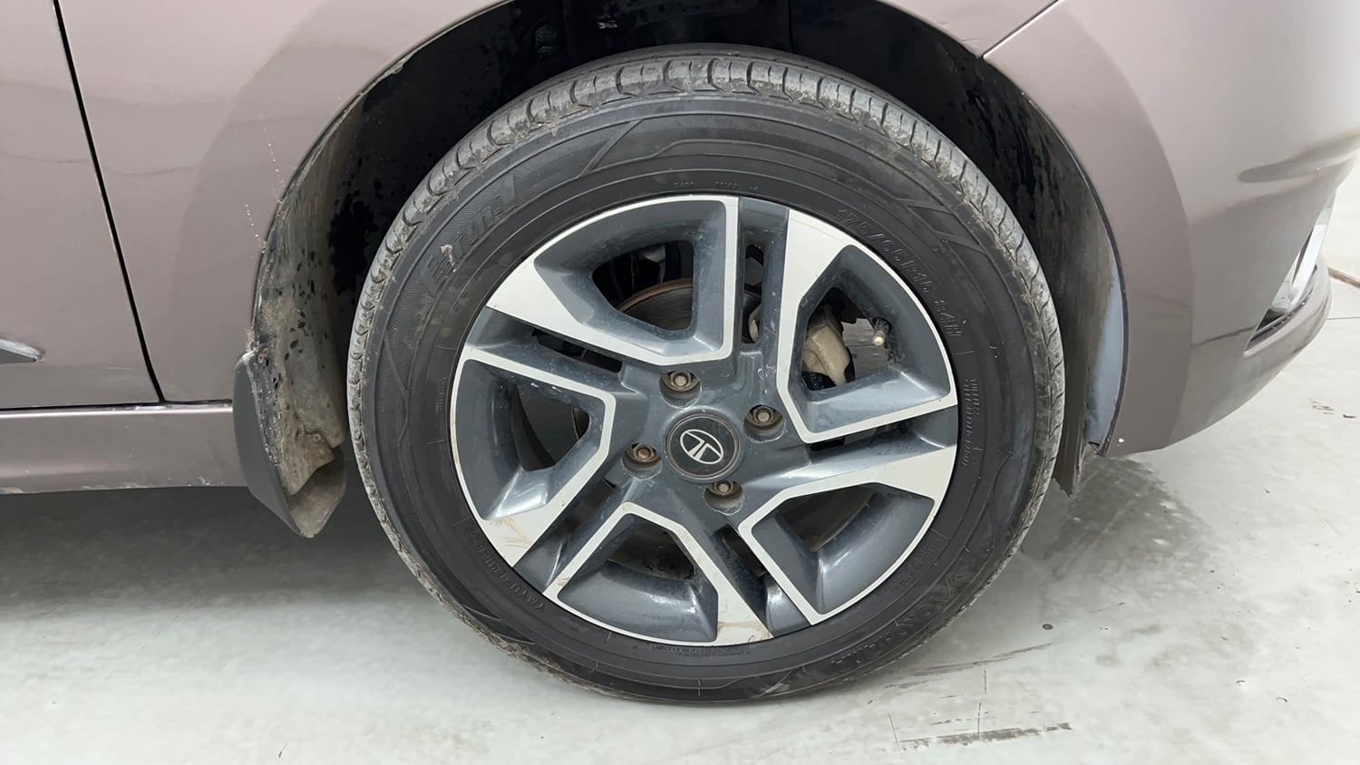 Used 2018 Tata Tigor Revotron XZA Petrol Automatic tyres RIGHT FRONT TYRE RIM VIEW