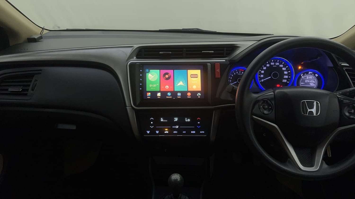 Used 2015 Honda City SV Petrol Manual interior MUSIC SYSTEM & AC CONTROL VIEW