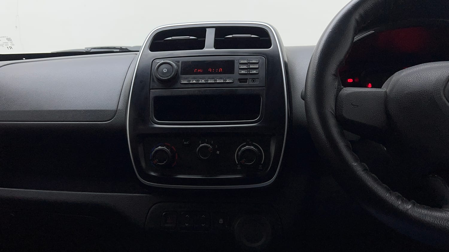 Used 2019 Renault Kwid RXL Petrol Manual interior MUSIC SYSTEM & AC CONTROL VIEW