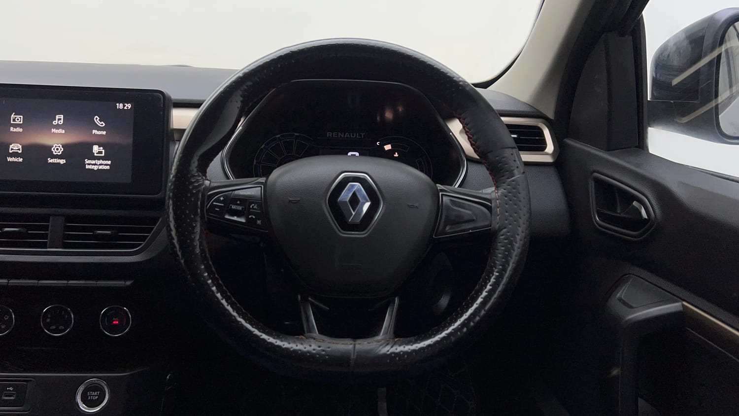 Used 2023 Renault Kiger RXT (O) Turbo MT Petrol Manual interior STEERING VIEW