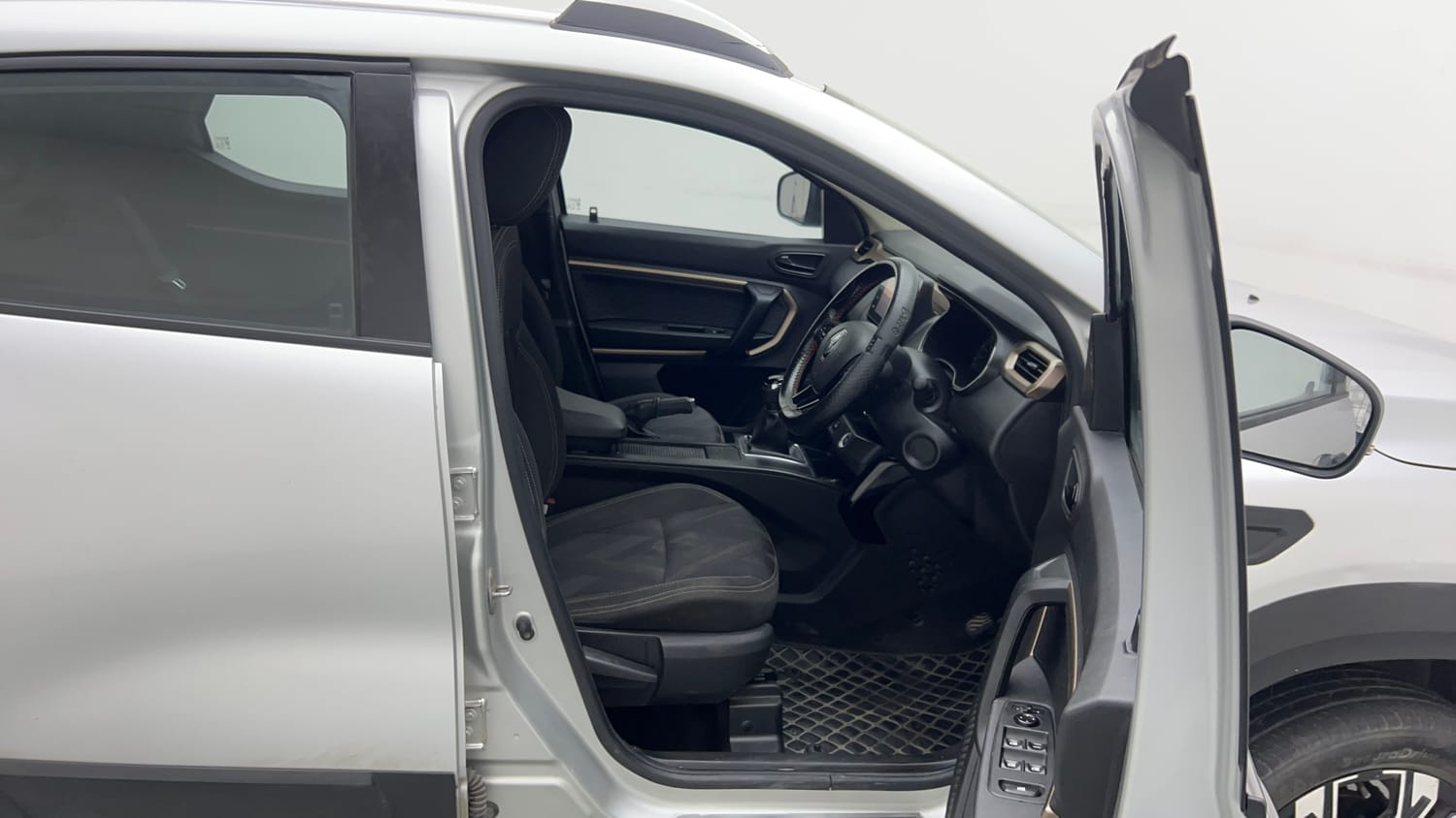 Used 2023 Renault Kiger RXT (O) Turbo MT Petrol Manual interior RIGHT SIDE FRONT DOOR CABIN VIEW