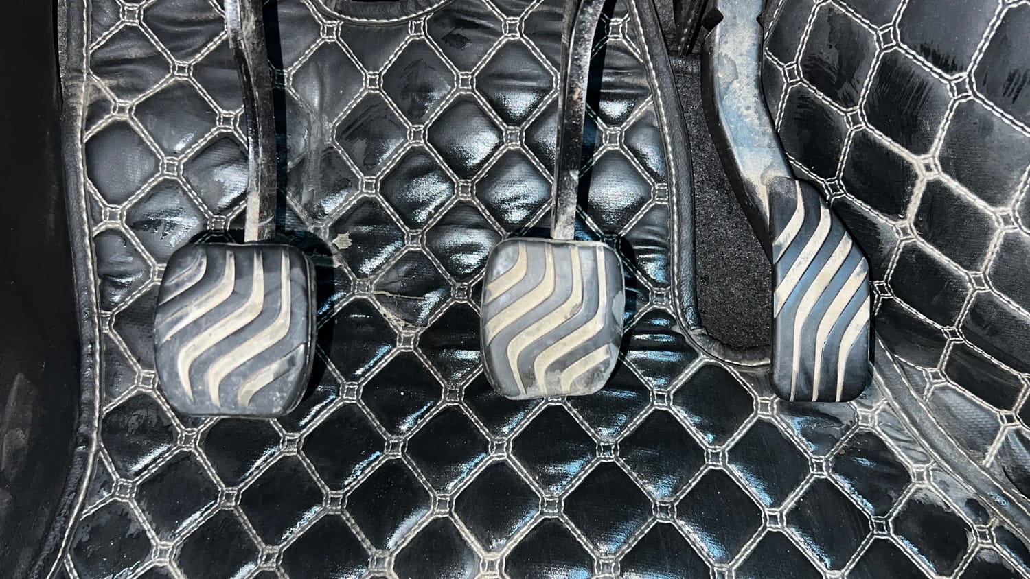 Used 2023 Renault Kiger RXT (O) Turbo MT Petrol Manual interior PEDALS VIEW