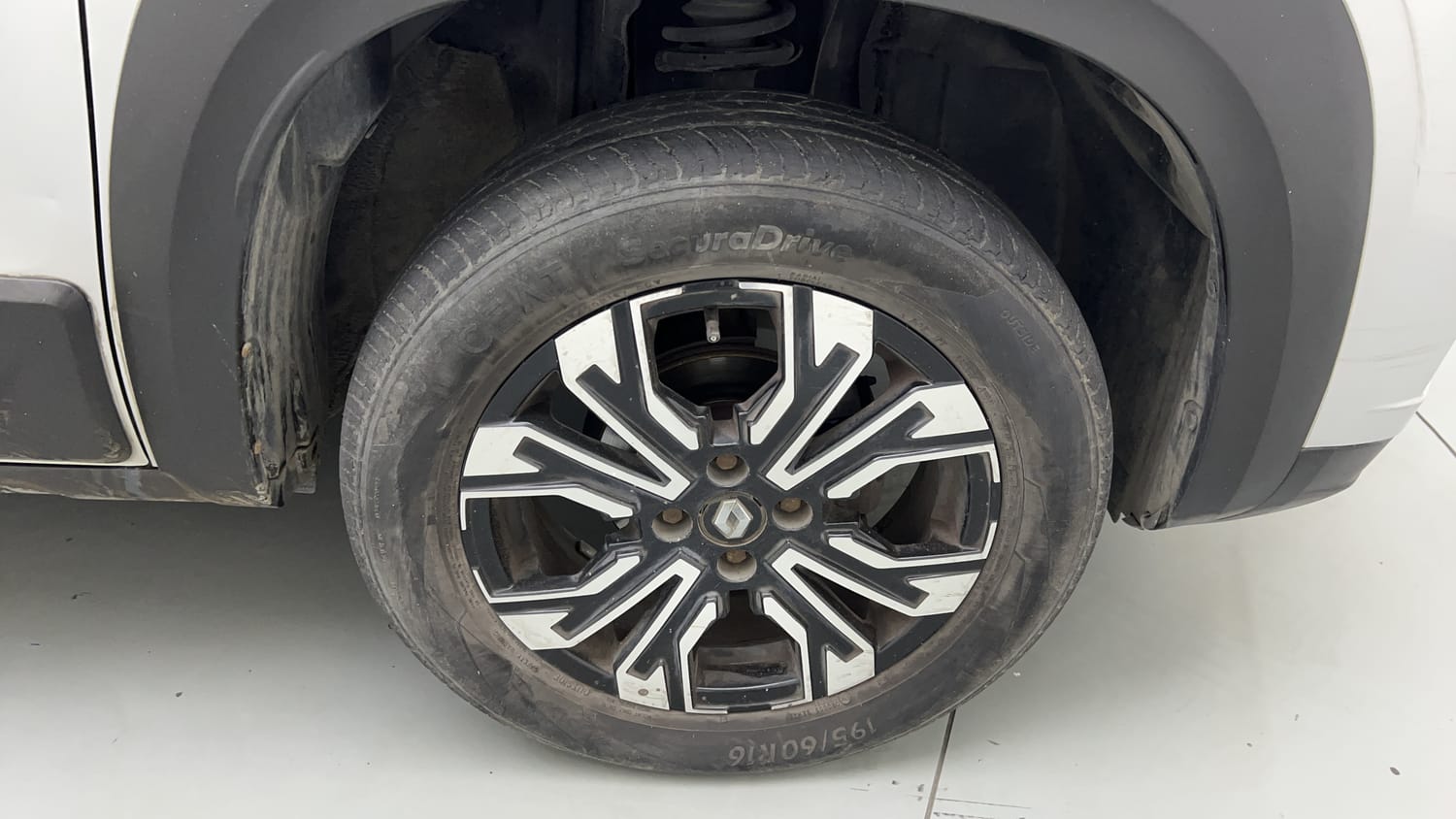 Used 2023 Renault Kiger RXT (O) Turbo MT Petrol Manual tyres RIGHT FRONT TYRE RIM VIEW