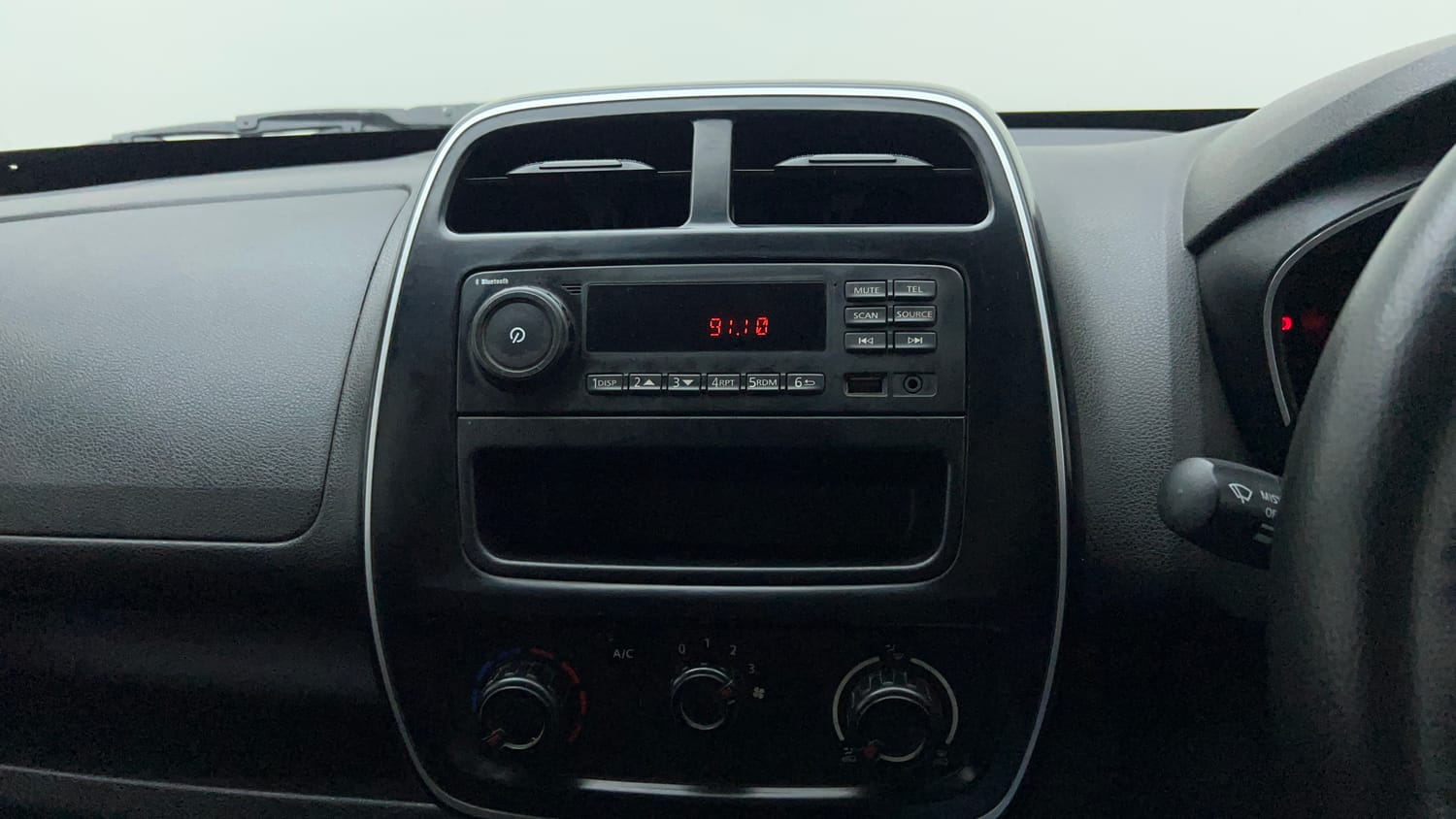 Used 2019 Renault Kwid RXL Petrol Manual top_features Integrated (in-dash) music system