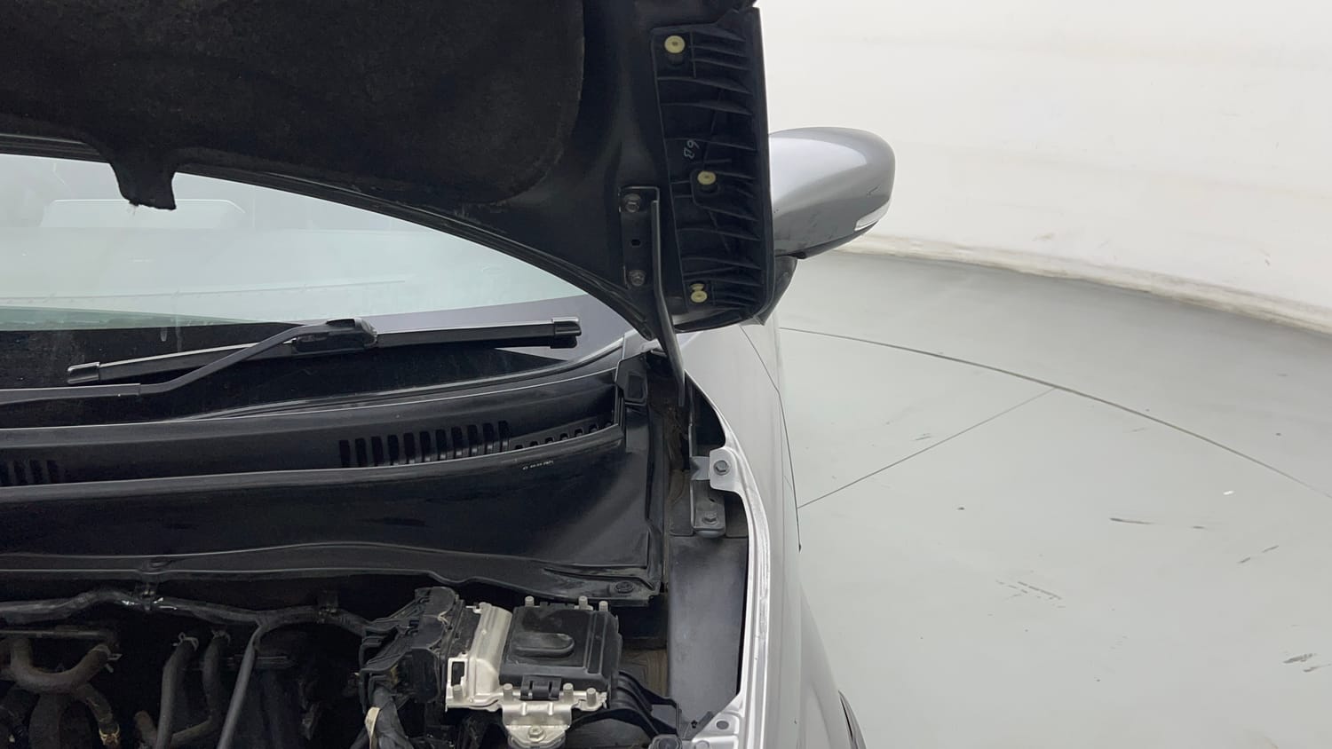 Used 2021 Maruti Suzuki Ignis Zeta 1.2 MT Petrol Manual engine ENGINE LEFT SIDE HINGE & APRON VIEW