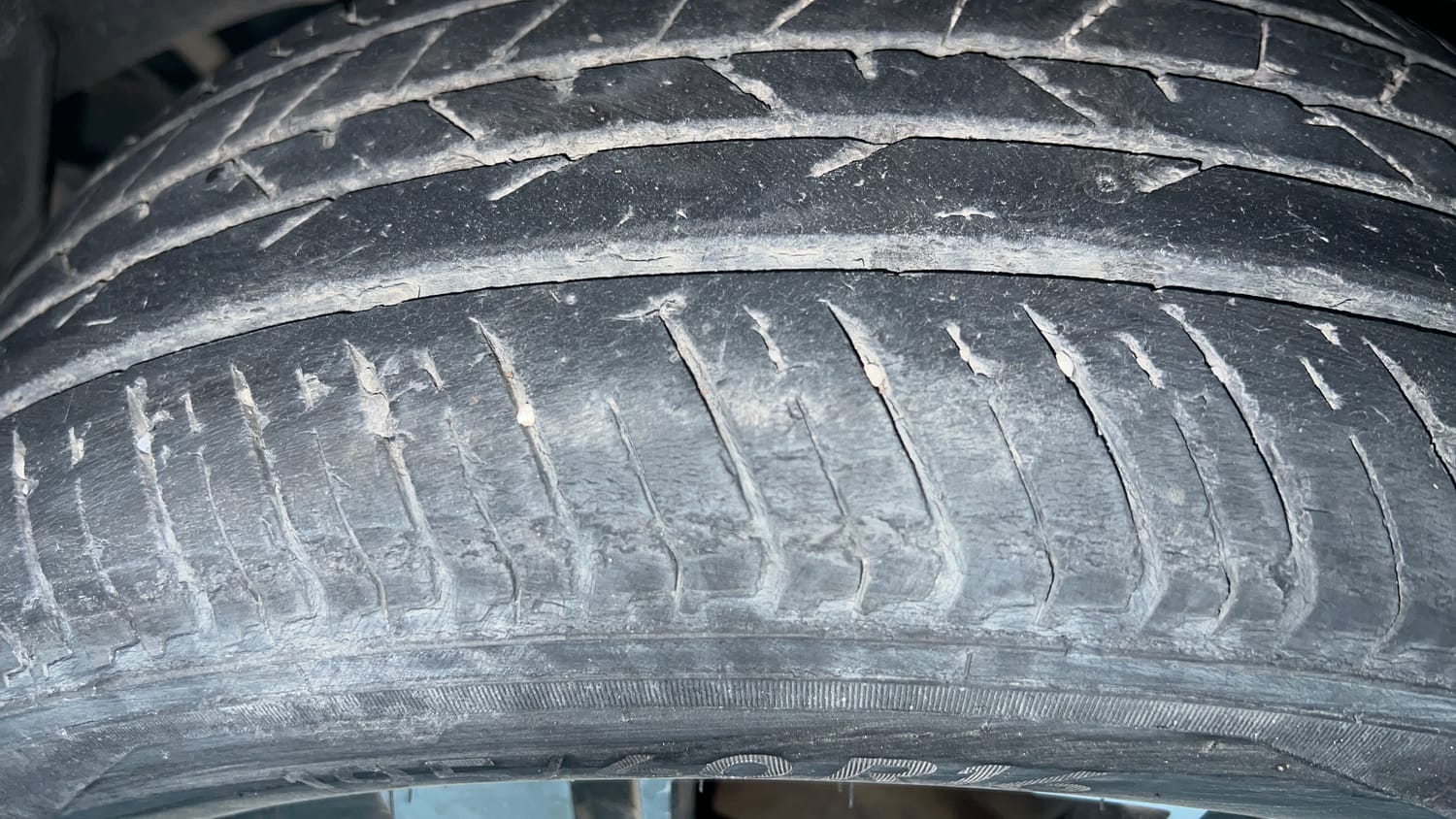 Used 2023 Renault Kiger RXT (O) Turbo MT Petrol Manual tyres LEFT REAR TYRE TREAD VIEW