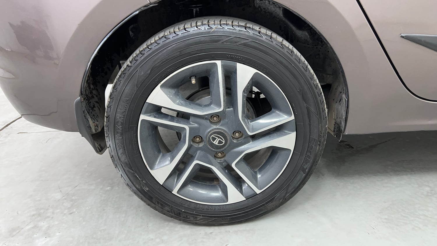 Used 2018 Tata Tigor Revotron XZA Petrol Automatic tyres RIGHT REAR TYRE RIM VIEW