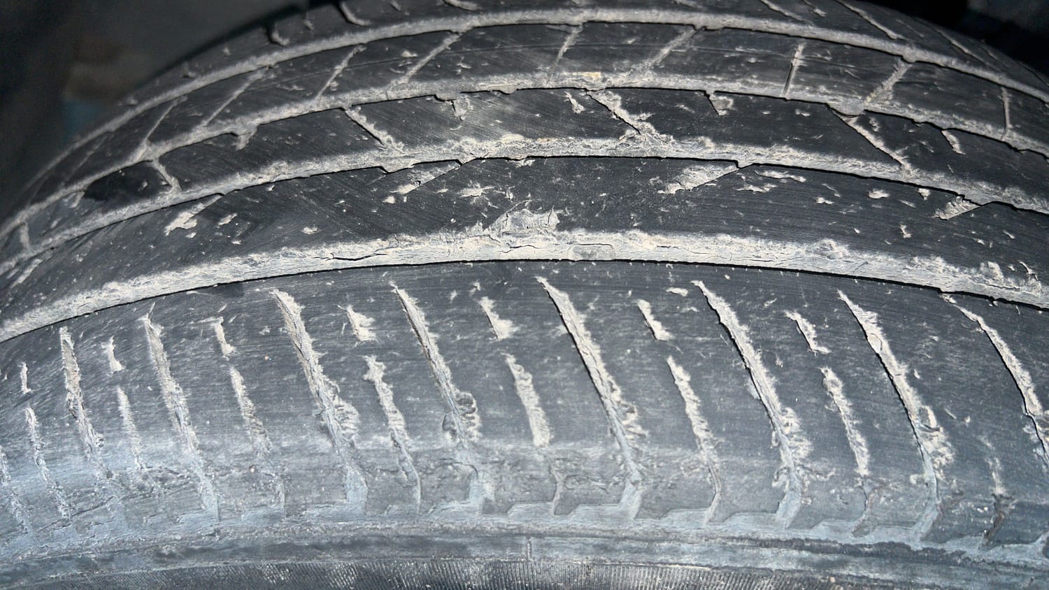 Used 2023 Renault Kiger RXT (O) Turbo MT Petrol Manual tyres LEFT FRONT TYRE TREAD VIEW