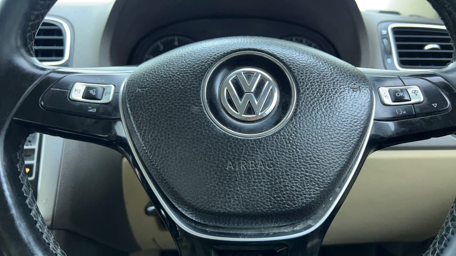 Used 2016 Volkswagen Vento Highline Petrol AT Petrol Automatic top_features Airbags