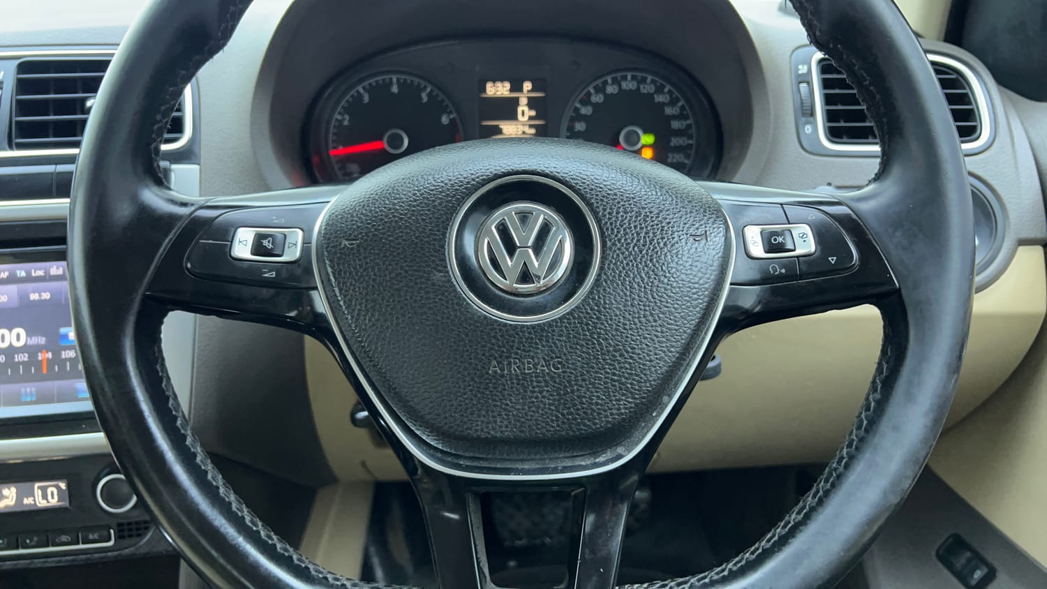 Used 2016 Volkswagen Vento Highline Petrol AT Petrol Automatic top_features Steering mounted controls