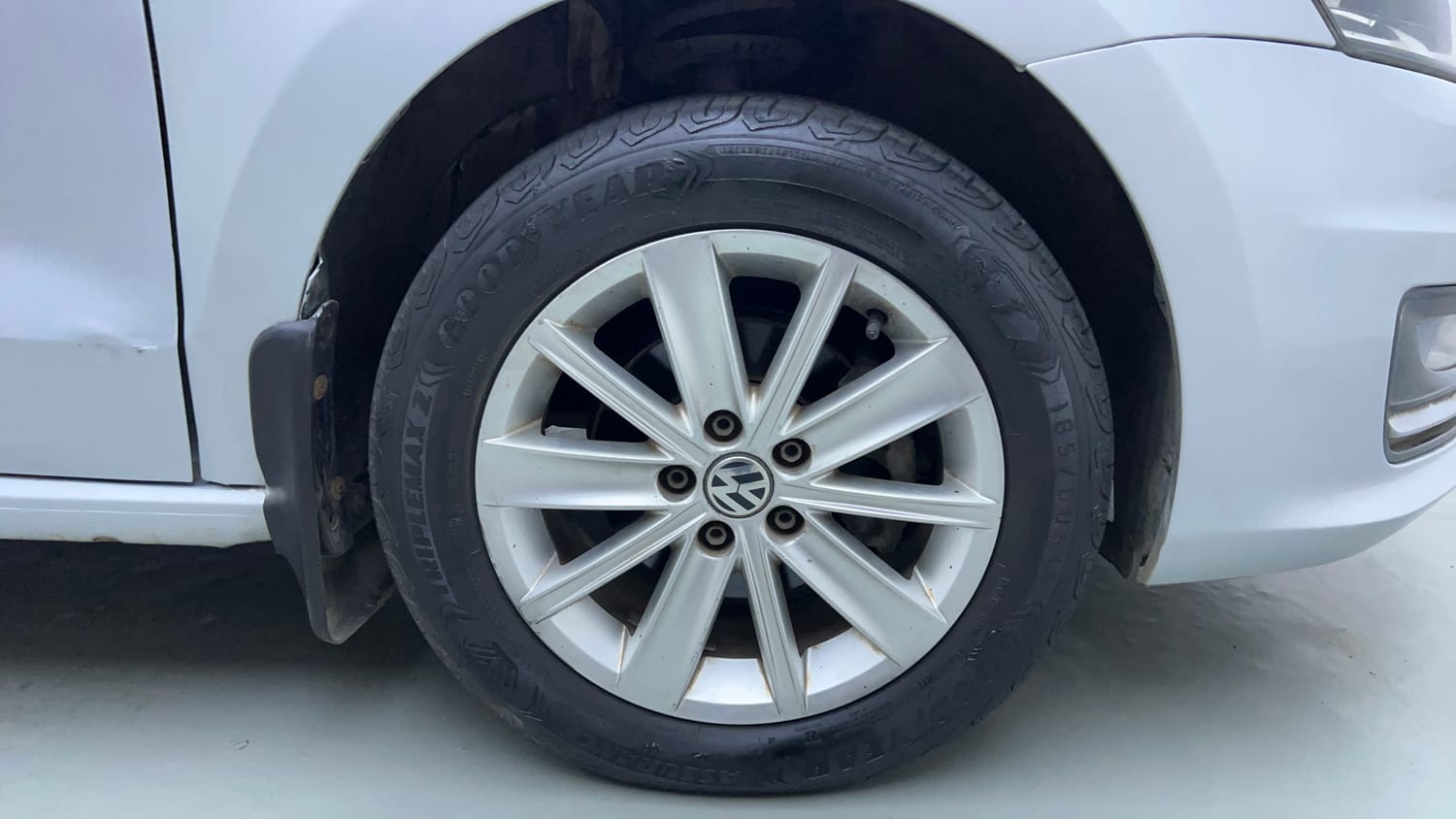Used 2016 Volkswagen Vento Highline Petrol AT Petrol Automatic tyres RIGHT FRONT TYRE RIM VIEW