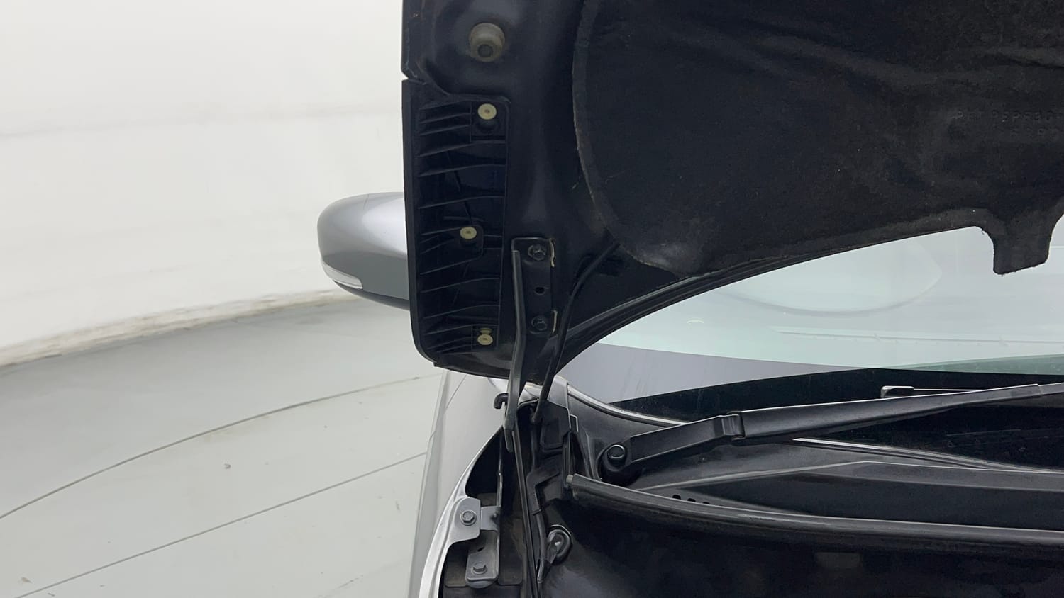 Used 2021 Maruti Suzuki Ignis Zeta 1.2 MT Petrol Manual engine ENGINE RIGHT SIDE HINGE & APRON VIEW