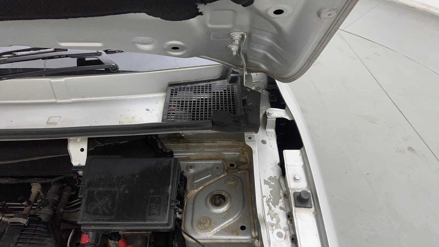 Used 2019 Renault Kwid RXL Petrol Manual engine ENGINE LEFT SIDE HINGE & APRON VIEW