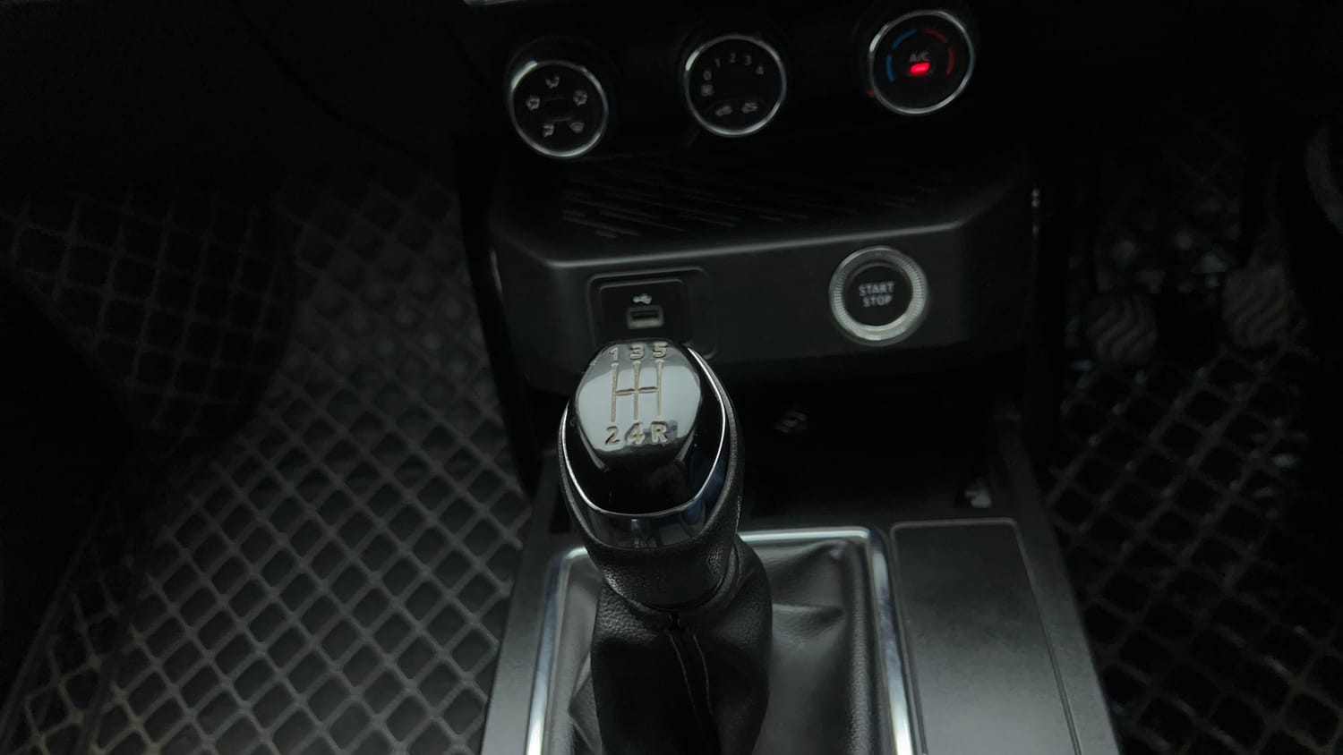 Used 2023 Renault Kiger RXT (O) Turbo MT Petrol Manual interior GEAR  KNOB VIEW