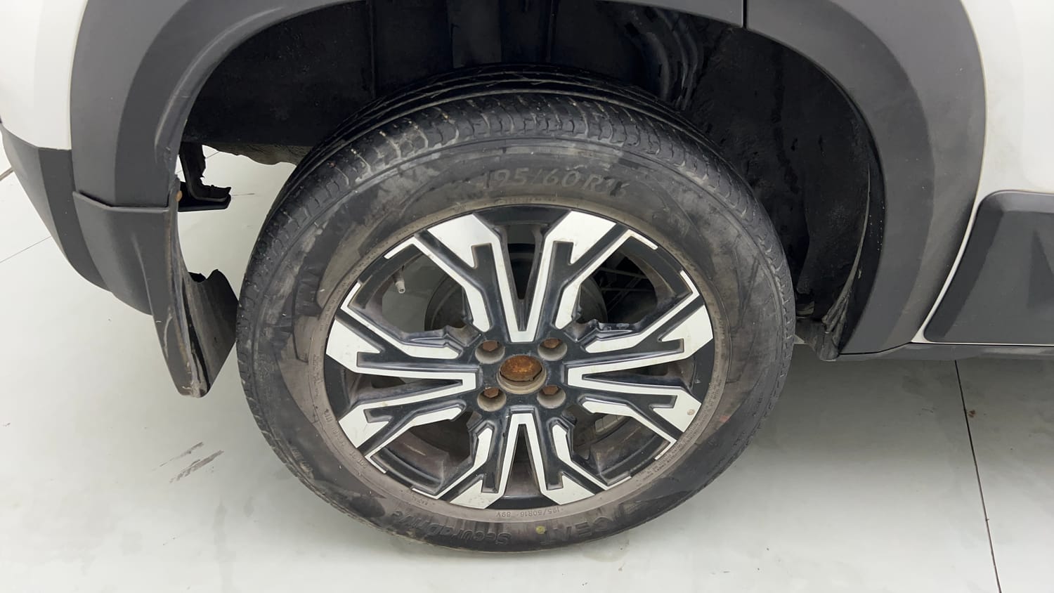Used 2023 Renault Kiger RXT (O) Turbo MT Petrol Manual tyres RIGHT REAR TYRE RIM VIEW