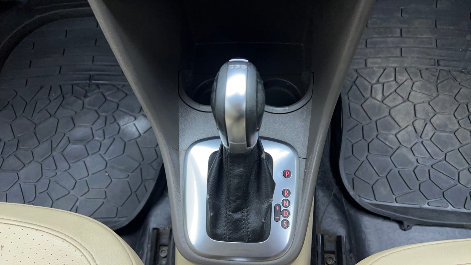 Used 2016 Volkswagen Vento Highline Petrol AT Petrol Automatic interior GEAR  KNOB VIEW