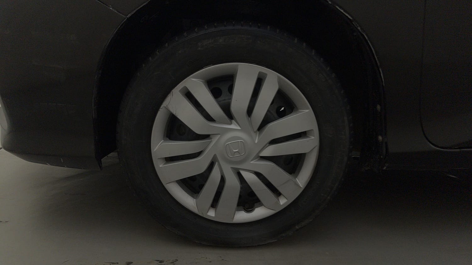 Used 2015 Honda City SV Petrol Manual tyres LEFT FRONT TYRE RIM VIEW