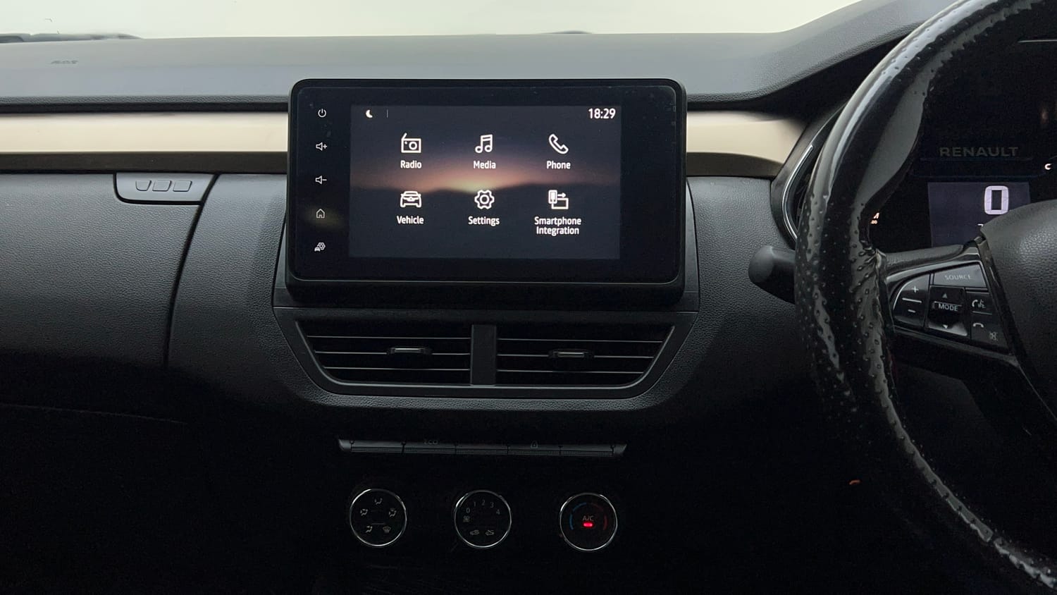 Used 2023 Renault Kiger RXT (O) Turbo MT Petrol Manual interior MUSIC SYSTEM & AC CONTROL VIEW