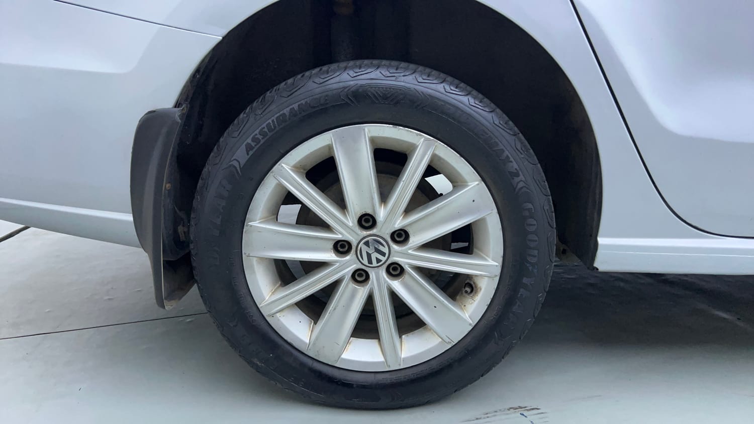 Used 2016 Volkswagen Vento Highline Petrol AT Petrol Automatic tyres RIGHT REAR TYRE RIM VIEW
