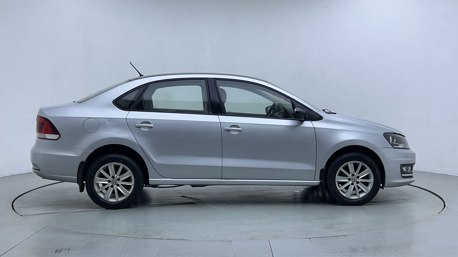 Used 2016 Volkswagen Vento Highline Petrol AT Petrol Automatic exterior RIGHT SIDE VIEW