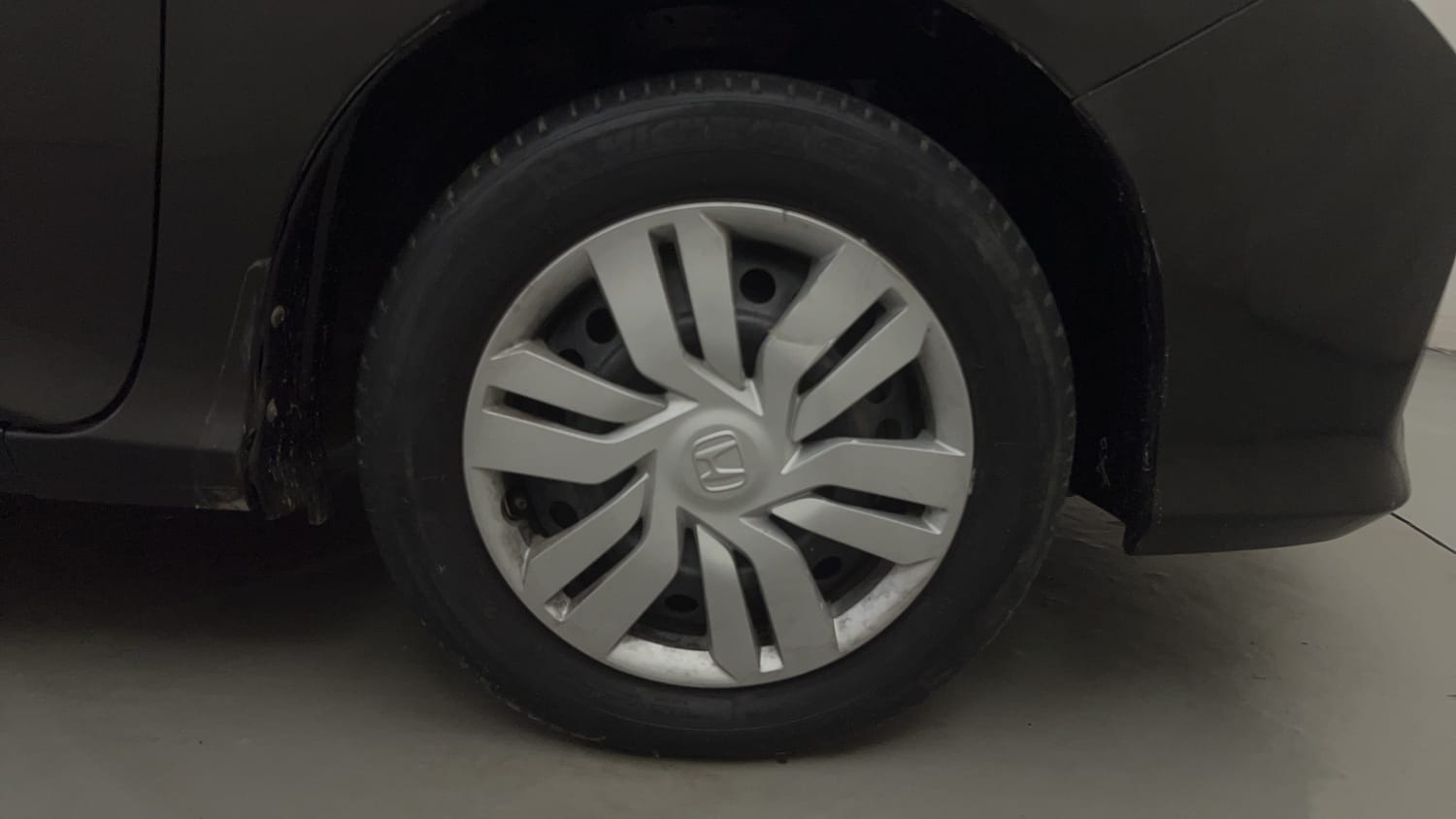 Used 2015 Honda City SV Petrol Manual tyres RIGHT FRONT TYRE RIM VIEW