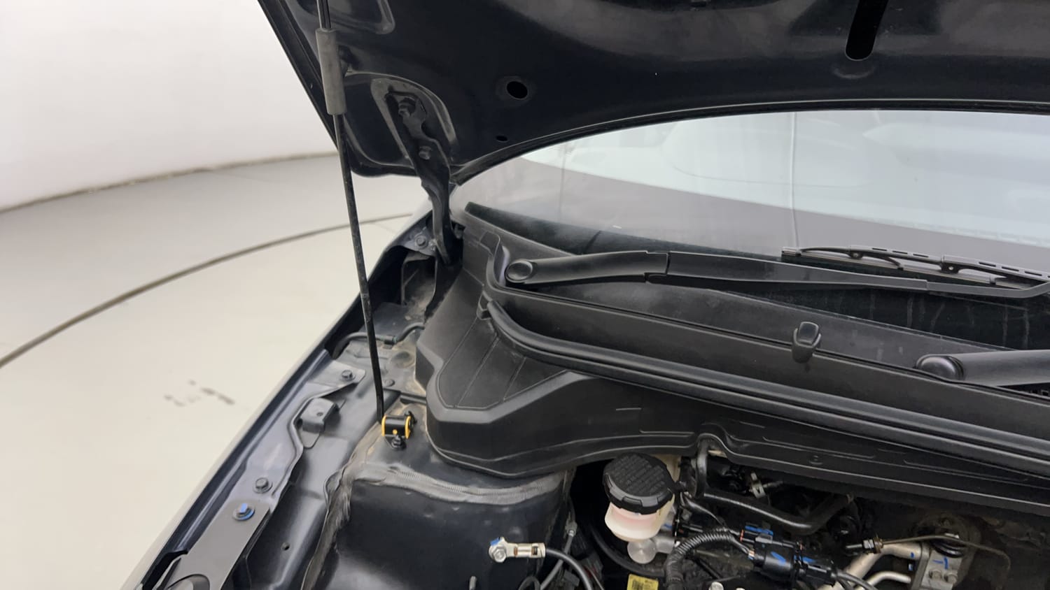 Used 2025 Hyundai New i20 Asta (O) 1.2 MT Petrol Manual engine ENGINE RIGHT SIDE HINGE & APRON VIEW