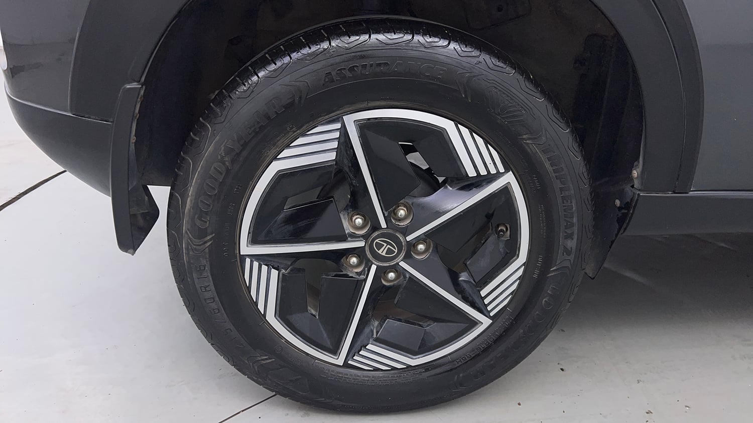 Used 2023 Tata Nexon Fearless Plus S 1.2 Revotron Petrol 7DCA DT Petrol Automatic tyres RIGHT REAR TYRE RIM VIEW