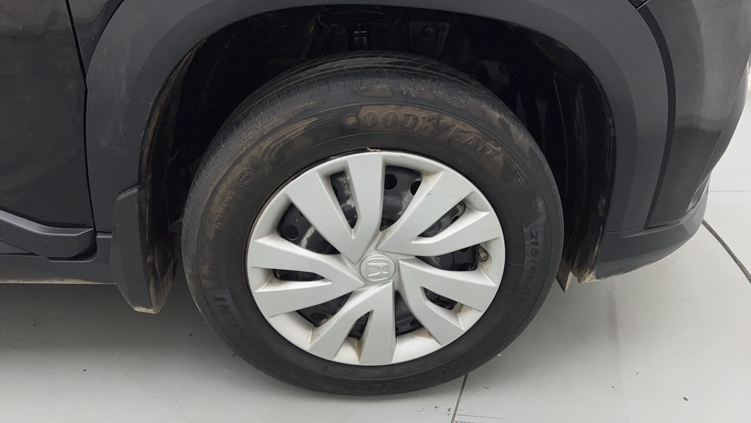 Used 2025 Honda Elevate Apex Edition V CVT Petrol Automatic tyres RIGHT FRONT TYRE RIM VIEW
