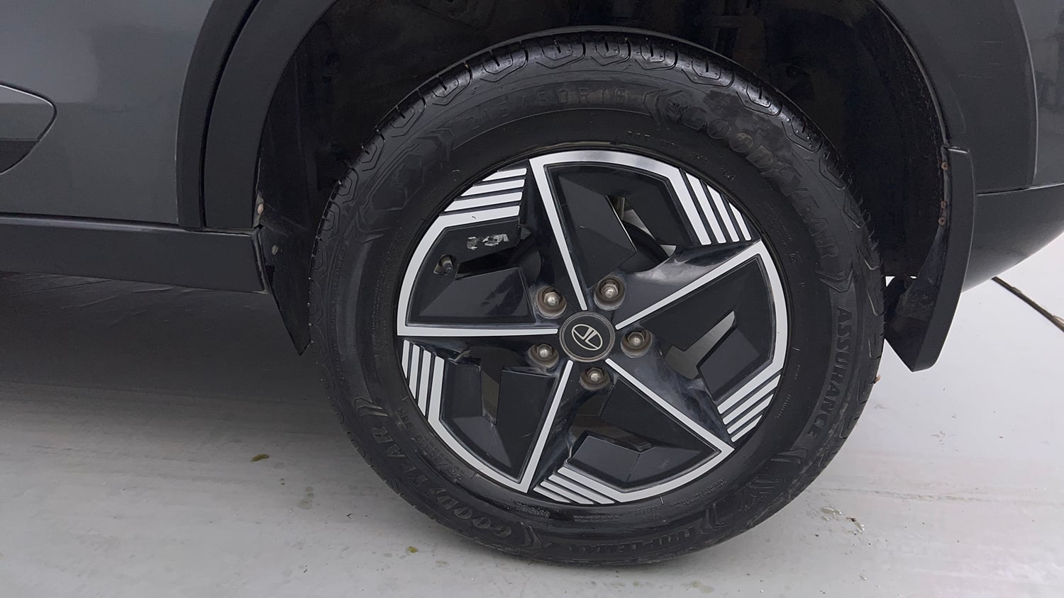 Used 2023 Tata Nexon Fearless Plus S 1.2 Revotron Petrol 7DCA DT Petrol Automatic tyres LEFT REAR TYRE RIM VIEW