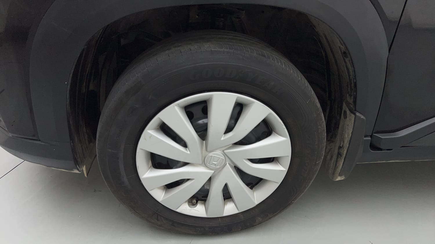 Used 2025 Honda Elevate Apex Edition V CVT Petrol Automatic tyres LEFT FRONT TYRE RIM VIEW