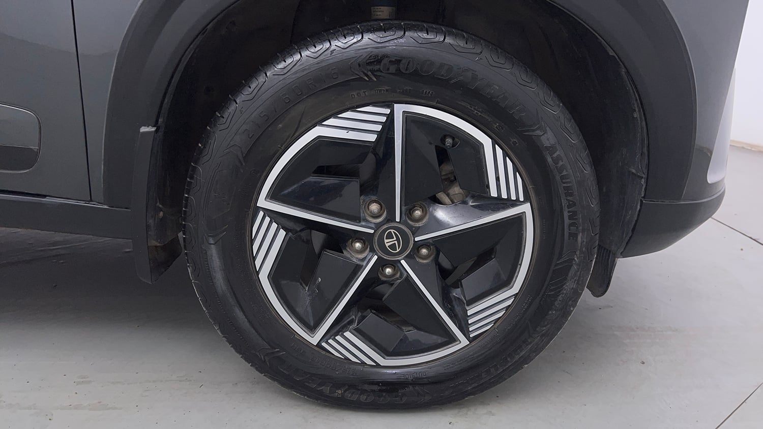 Used 2023 Tata Nexon Fearless Plus S 1.2 Revotron Petrol 7DCA DT Petrol Automatic tyres RIGHT FRONT TYRE RIM VIEW
